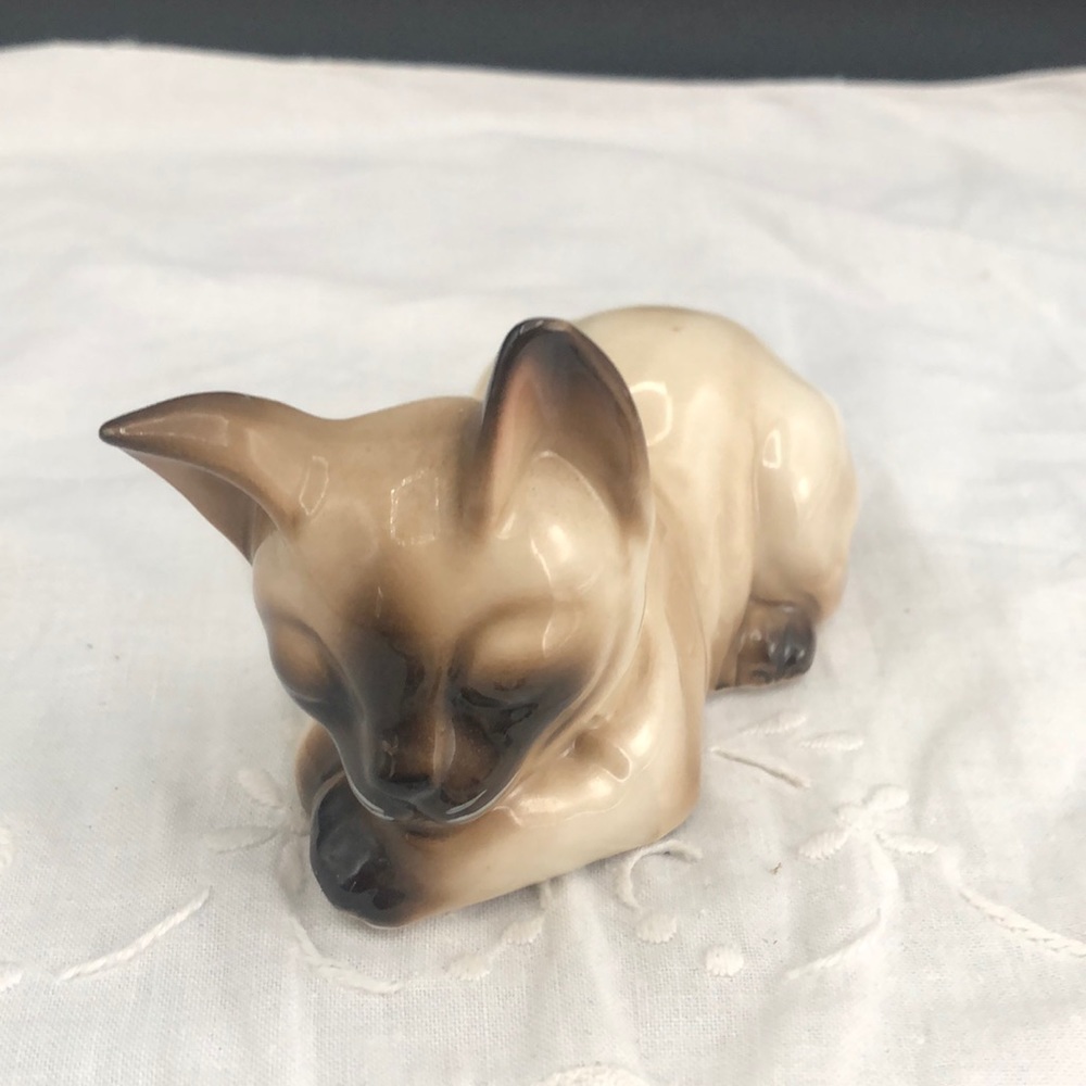 Adorable Rare Vintage Siamese Cat Figurine  N C Cameron & Sons Made in Korea